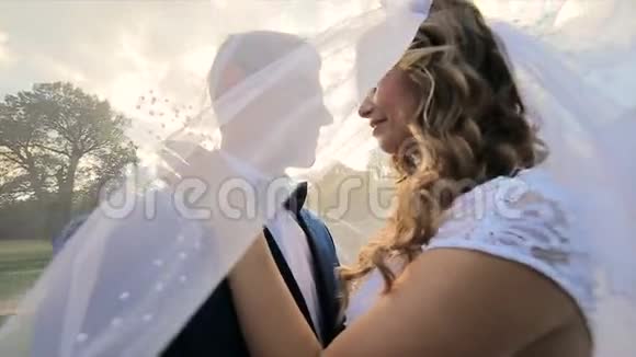 新郎用面纱亲吻新娘视频的预览图