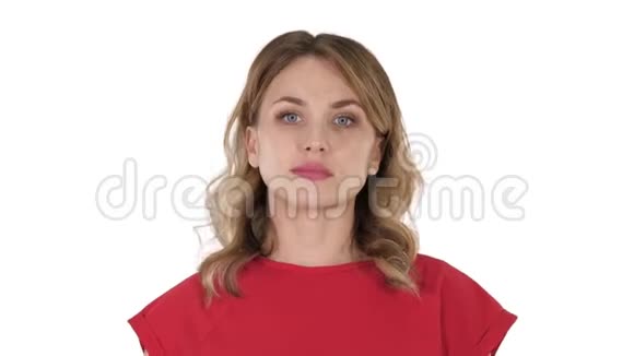 年轻女子红色t恤走着看着白色背景上的相机视频的预览图