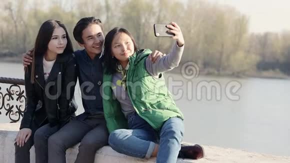 三个漂亮的亚洲青少年用智能手机自拍搞笑视频的预览图