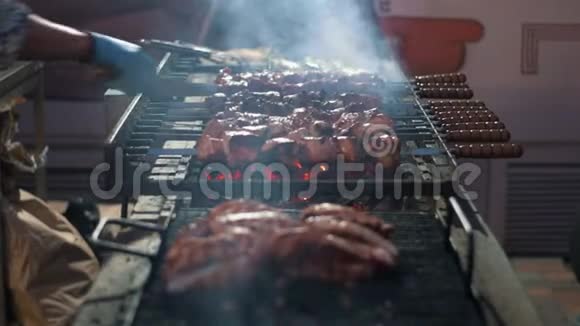 厨师在烤架上煮烧烤肉厨师在布拉齐尔亲手烹饪烤肉串视频的预览图