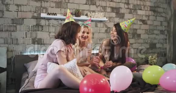 漂亮的年轻女士在家里的卧室里庆祝某人的生日非常高兴他们喝香槟视频的预览图