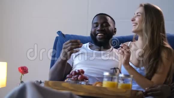 多种多样的情侣在床上吃早餐视频的预览图
