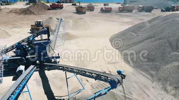 拖拉机在开采地点移动沙子视频的预览图