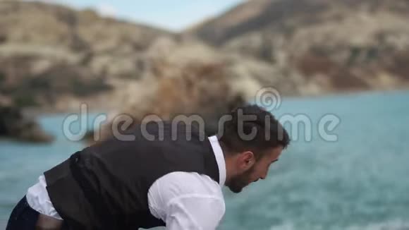 有胡子的人在海里扔石头慢动作塞浦路斯帕福斯视频的预览图