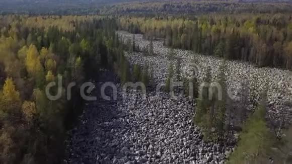 俄罗斯塔格奈国家公园在秋天大石河的鸟瞰图文图林最大矿床的发生视频的预览图