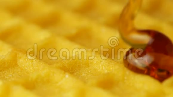 在酥脆的华夫饼上加入蜂蜜糖浆视频的预览图