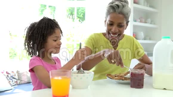 祖母和孙女一起吃早餐视频的预览图