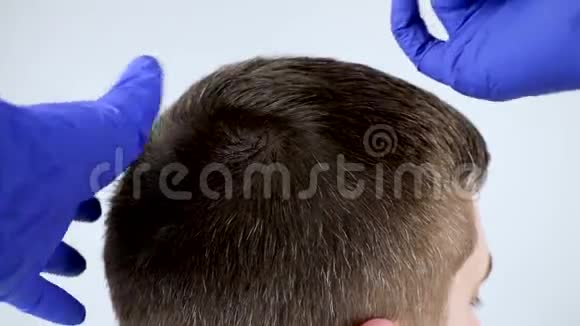 美容或头发移植美容医生在法力头部进行注射以促进头发的生长或预防视频的预览图