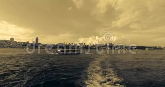 渡船穿越亚洲欧洲博斯普鲁斯伊斯坦布尔视频的预览图