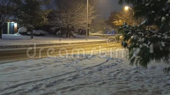 冬夜自然背景美丽的冬夜景观在住宅区有新鲜的雪和灯笼视频的预览图