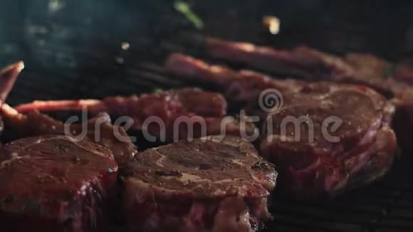 准备烧烤盛宴的特写牛肉排骨烤架上的果汁排骨视频的预览图