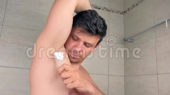 卫生间用抹刀在腋窝涂抹脱毛膏的人的肖像视频的预览图
