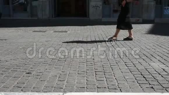 在阳光明媚的日子里男人和女人在人行道上散步视频的预览图