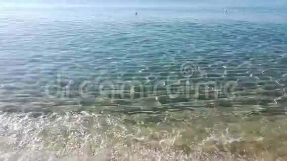 夏日阳光下海滩上的海浪视频的预览图