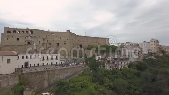那不勒斯圣埃尔莫城堡鸟瞰图无人驾驶飞机飞越城堡俯瞰海湾和城市视频的预览图