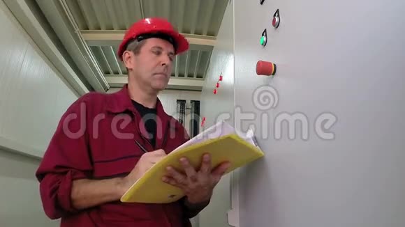 工程师在工厂电气室写作视频的预览图