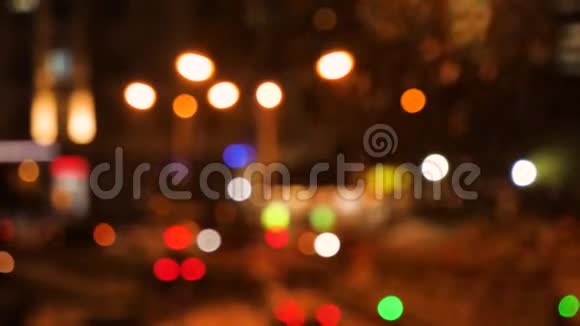 抽象色彩生动模糊明亮的圣诞彩灯背景视频的预览图