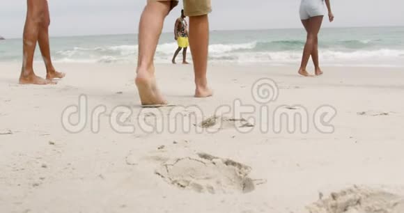 沙滩4k跑向大海的混血朋友后视图视频的预览图