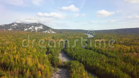 俄罗斯塔格奈国家公园在秋天大石河的鸟瞰图文图林最大矿床的发生视频的预览图