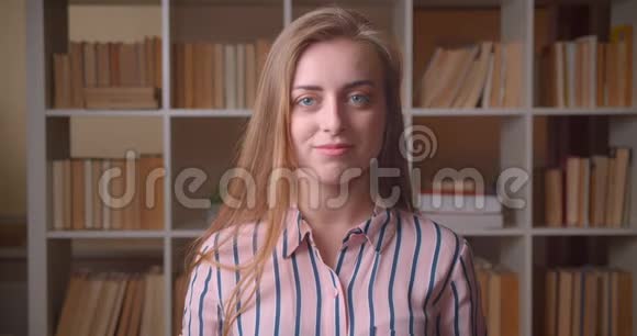 年轻漂亮的白种人女学生的特写镜头她在镜头拍着脸看着镜头生气视频的预览图