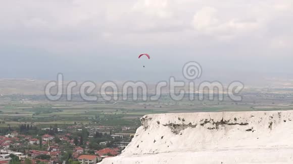 假期极限运动红色降落伞在天空与云视频的预览图