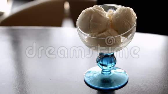在玻璃花瓶里倒入美味的白色香草冰淇淋视频的预览图