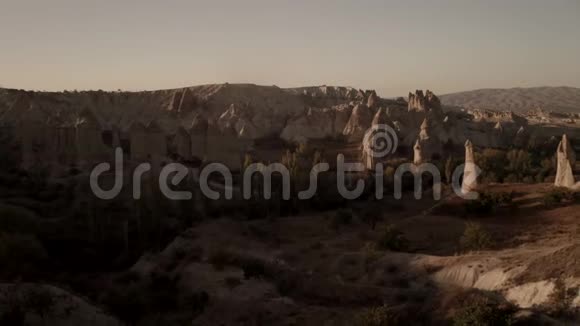 卡帕多西亚的爱谷在岩石间飞行的无人机视频的预览图