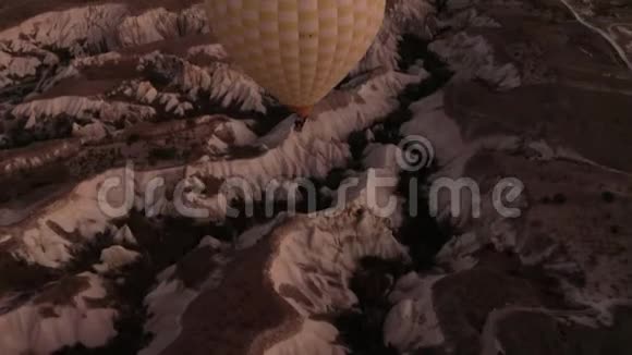 卡帕多西亚一个孤独的球的飞行戈雷姆附近的无人机视频的预览图