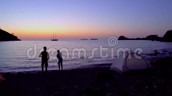 黎明时分地中海沿岸的孩子们视频的预览图