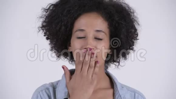 年轻美丽的非洲女人的脸吹吻视频的预览图