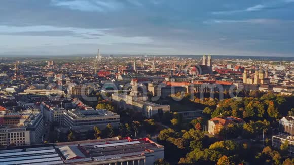 德国慕尼黑从著名的艾斯巴赫拍摄到秋天的天际线视频的预览图