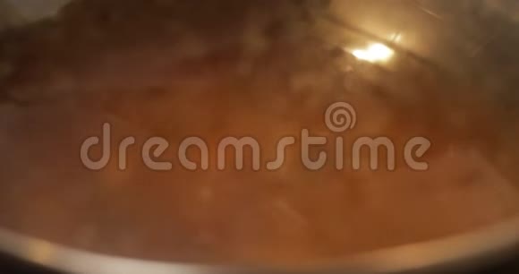 咖喱在锅里沸腾视频的预览图