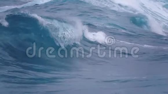 暴风雨天气海浪冲击着海岸线视频的预览图