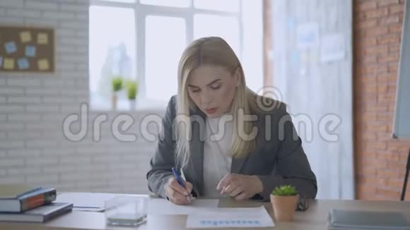 专心致志的女人在桌上写论文集中工程师填写附表4K视频的预览图
