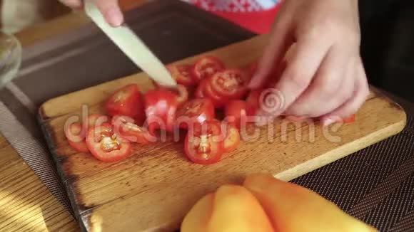 厨师切番茄视频的预览图