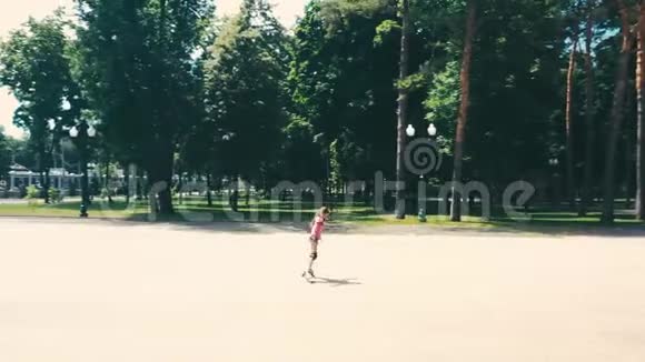 小女孩在溜冰鞋上翻滚视频的预览图