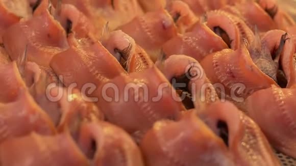 惊慌失措的特写镜头未煮熟的咸鱼正在当地市场上出售标志性的食物视频的预览图