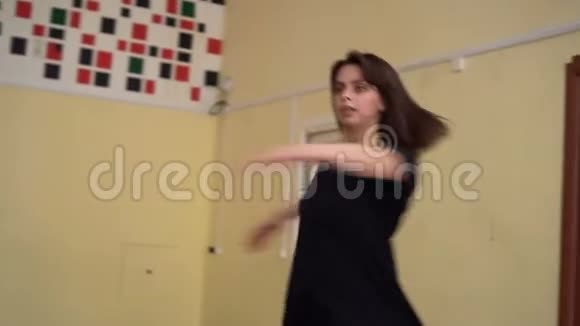 女子舞蹈体操伸展厅视频的预览图
