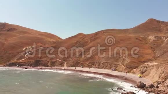 荒芜的野海滩空中海景带岩石的波浪视频的预览图