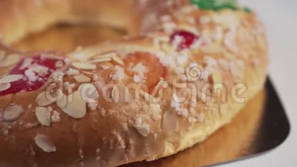传统典型的西班牙圆形蛋糕ROSCONKINGS配水果和坚果特写视频的预览图