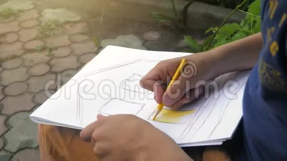 一个孩子把他梦想的房子画在一张纸上视频的预览图