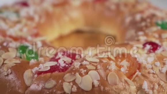 传统西班牙圆形蛋糕ROSCONKINGS配水果和坚果特写视频的预览图