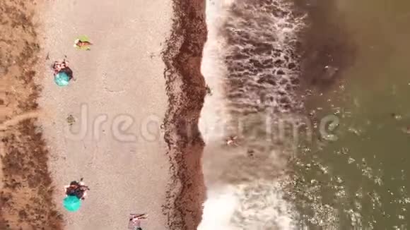 荒芜的野海滩空中海景带岩石的波浪视频的预览图