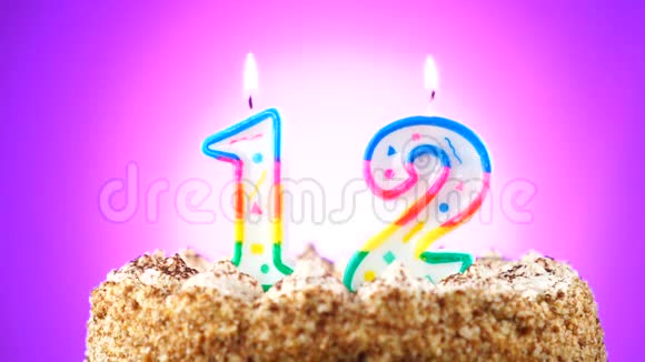 用燃烧的生日蜡烛做生日蛋糕第12号背景变化颜色视频的预览图