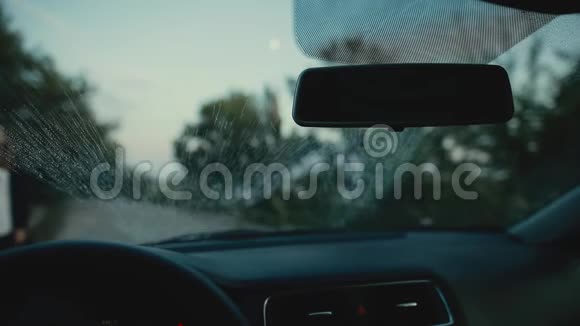 汽车刮水器清洗窗户包括原始音频视频的预览图