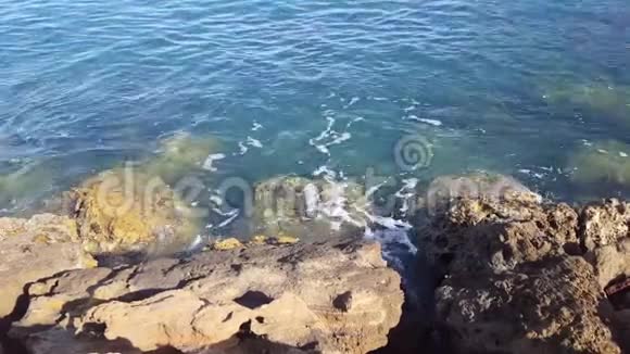 海浪冲击着大海的岩石视频的预览图