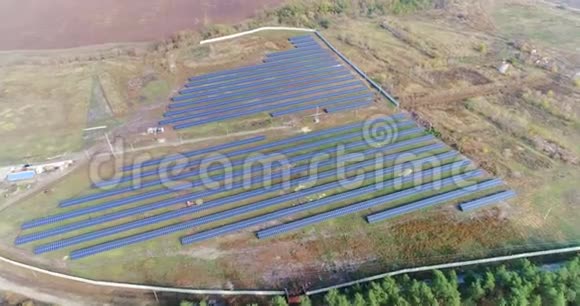 太阳能发电站从空中太阳能电站鸟瞰图森林附近的太阳能发电站可再生能源视频的预览图