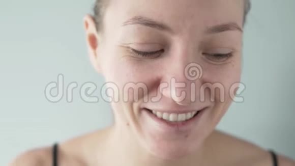 一个年轻的女人在她的眼睛下面涂上保湿的凝胶视频的预览图