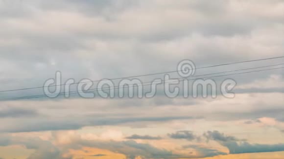 时间推移快速移动的贡多拉升降电缆车系统对多云的日落天空视频的预览图