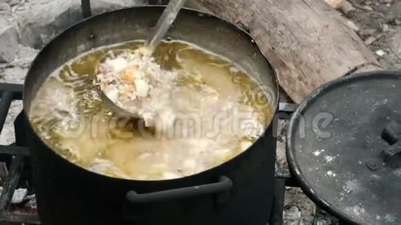 自然旅游山地概念鲍勒木桩水壶着火了在营地里做饭美丽美丽视频的预览图